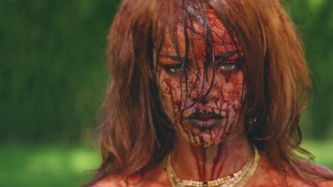 Rihanna buri duhove s krvavim videospotom, polnim nasilja