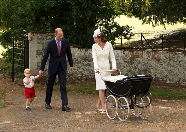 Prikupni princ George je hodil z očetom Williamom.