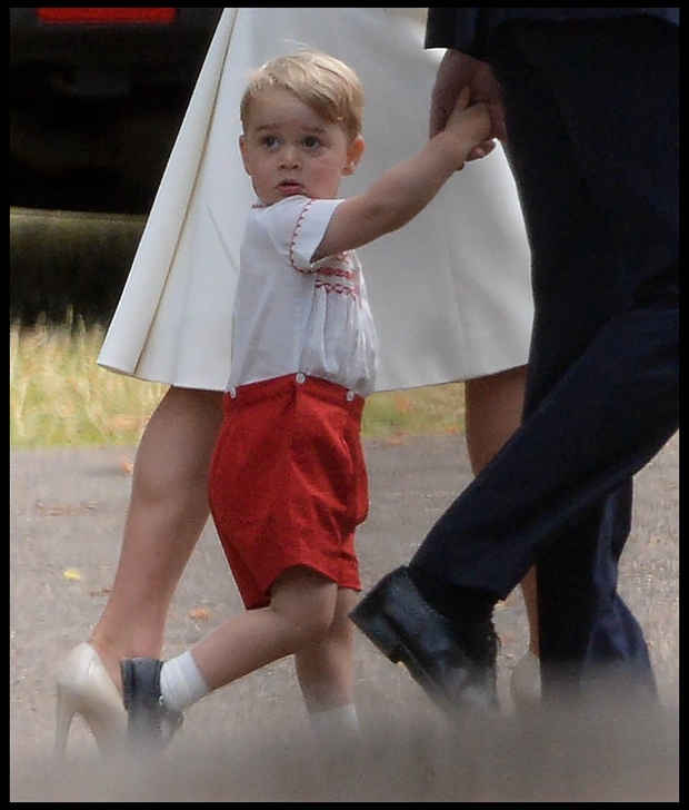 Mali princ je nosil rdeče kratke hlače in belo srajco z rdečimi všitki.