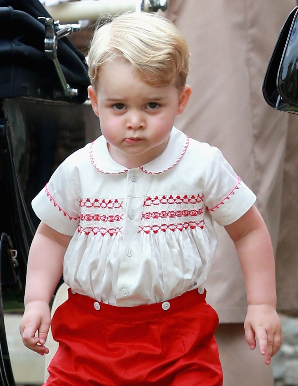 Skoraj 2-letni princ George na krstu svoje sestrice Charlotte. Oglej si utrinke s krsta: http://www.cosmopolitan.si/zvezde/foto-krst-princeske-charlotte-sprozil-nov-val-evforije/