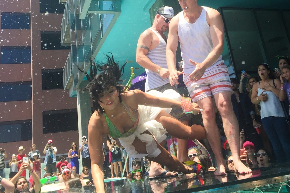 Video: Demi Lovato med nastopom grdo padla (foto: Profimedia)