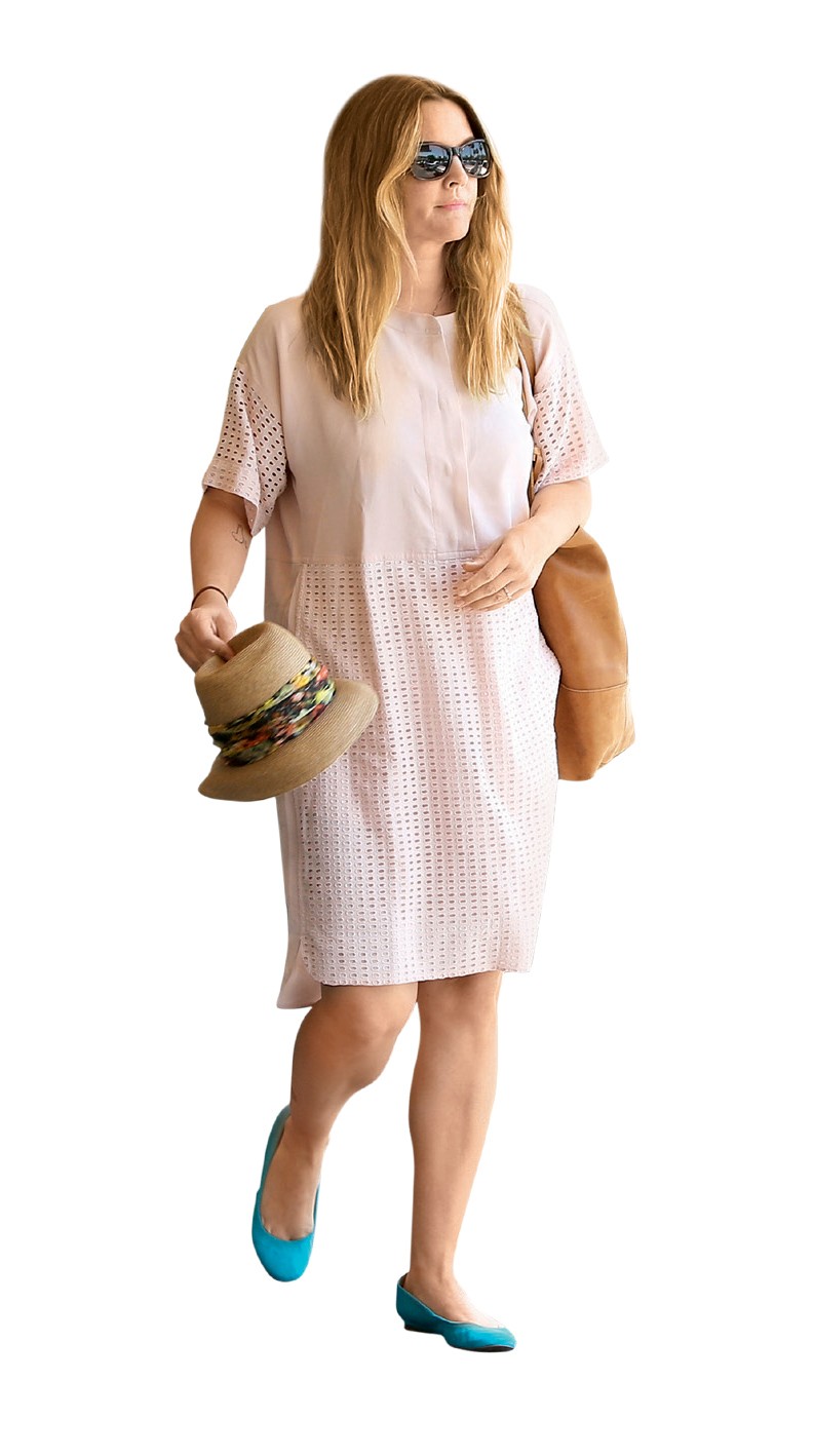 Drew Barrymore izžareva sproščujočo eleganco, ki jo dosežemo z lahkotno 'oversized' obleko, slamnatim klobukom, preveliko mestno torbo in lahkotnimi balerinkami. …
