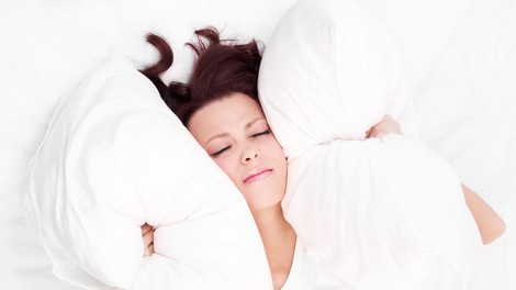 Kako zaspati, ko se ti po glavi podijo skrbi?