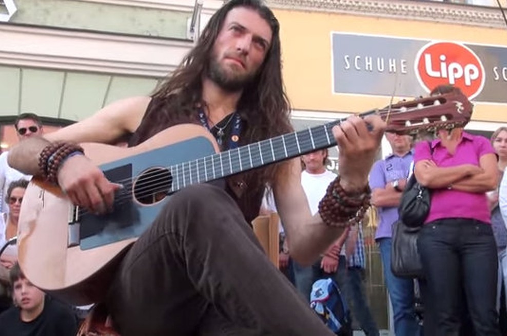 Estat Tonne je sodobni trubadur, ki osupne vsakega, ki ga sliši igrati. (foto: Youtube)