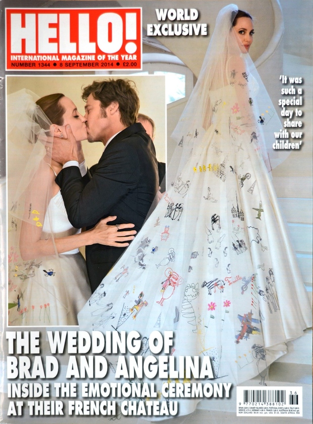 Brad in Angelina na naslovnici revije Hello. Na poročni obleki so risbice njunih šestih otrok. Vsako risbico so izvezli posebej …