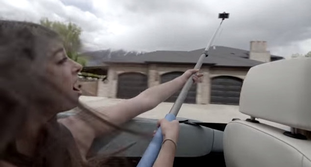 Selfie stick med vožnjo je zelo nevarna reč!