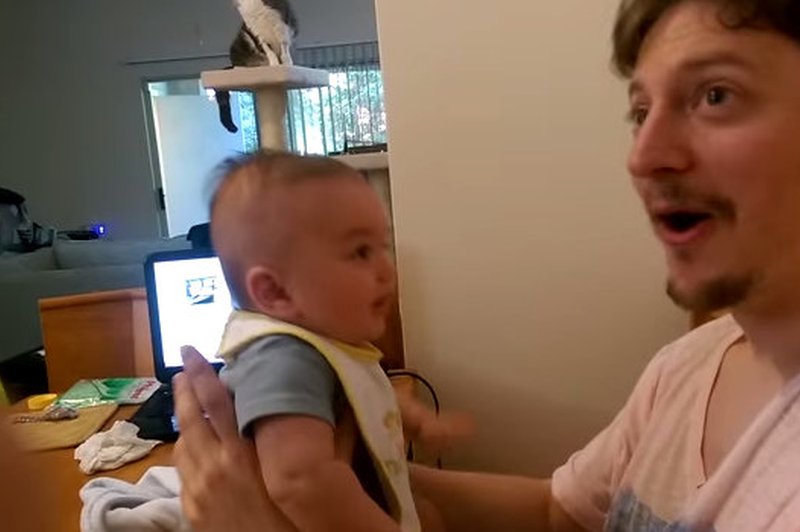 3-mesečni Ben s svojim očetom Tedom. (foto: Youtube)