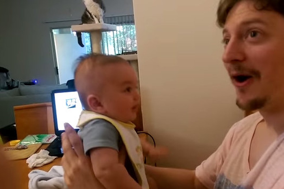 3-mesečni Ben s svojim očetom Tedom. (foto: Youtube)