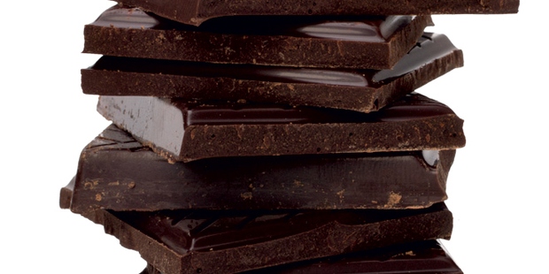 Temna čokolada - Raziskave kažejo, da ti bo le nekaj kockic pomagalo odpraviti hrepenenje po sladki in slani hrani. Poleg …