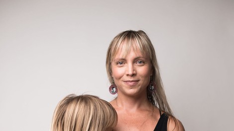 Američanka dviguje prah s fotografijami dojenja 3,5-letnika