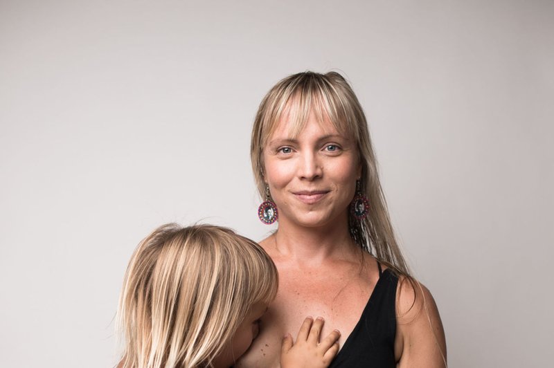 Američanka dviguje prah s fotografijami dojenja 3,5-letnika (foto: Profimedia)