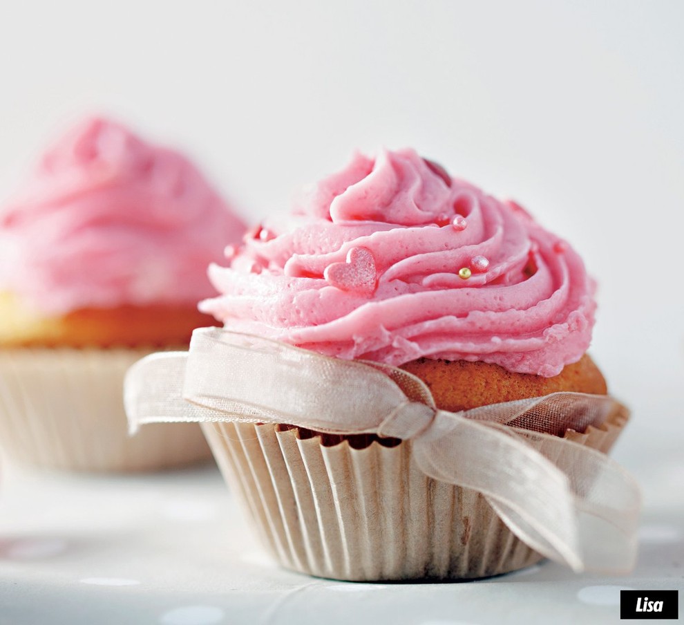 Pripravi kokosove cupcakes z malinami, ki so videti kot iz slasčičarne, okusni pa so še toliko bolj: http://bit.ly/1OZHRL5