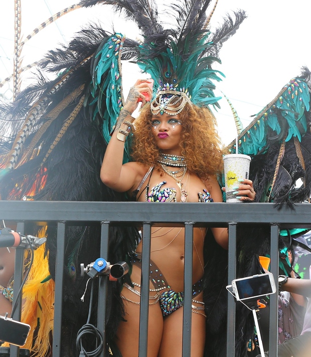 Rihanna v najbolj vročem kostumu doslej!