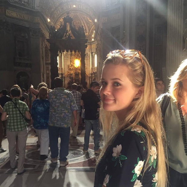 Ava v eni izmed cerkva v Rimu, kjer se je letos potepala s svojo mamo.