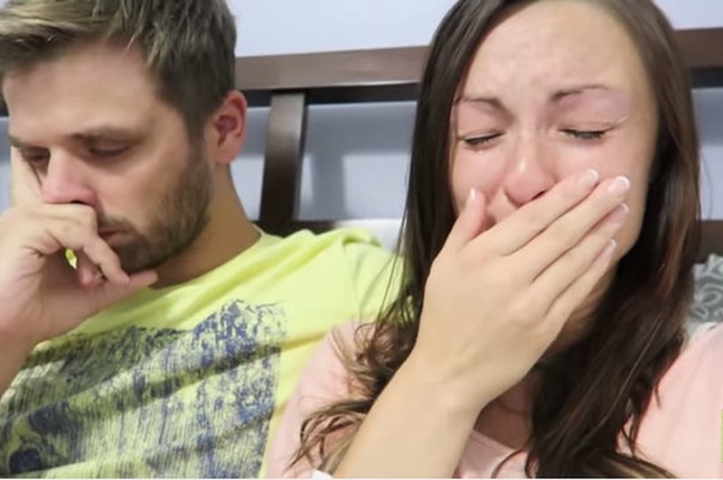 Sam in Nia sta na svojem vlogu sporočila žalostno vest, da je imela Nia spontani splav (foto: Youtube)