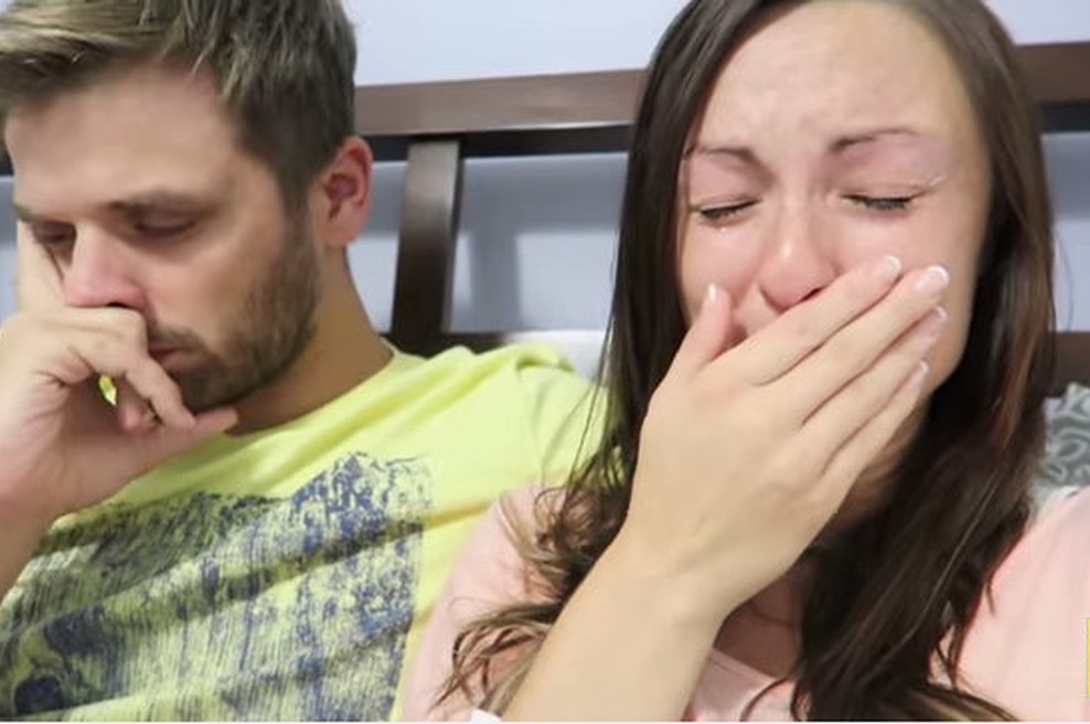Sam in Nia sta na svojem vlogu sporočila žalostno vest, da je imela Nia spontani splav (foto: Youtube)