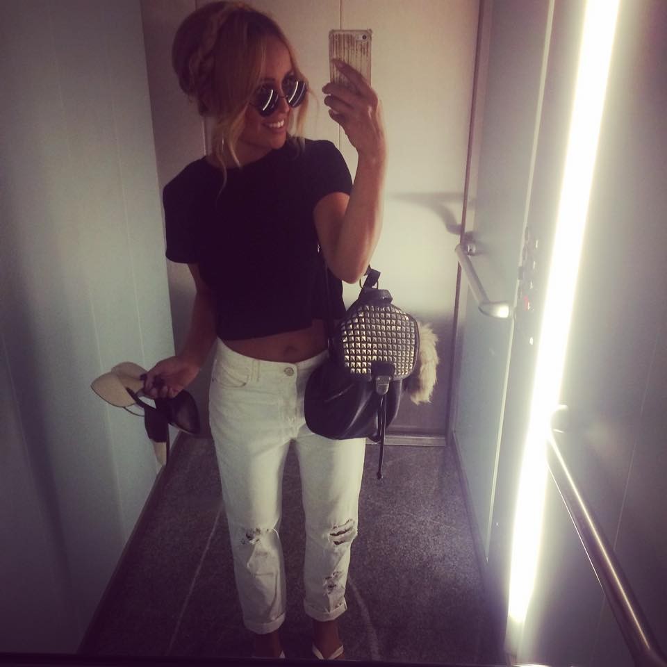 belimi jeans hlačami, speto pričesko in sandali z visokimi petami. Še več Nininih videzov najdeš na njenem Instagram profilu: https://instagram.com/ninasusnjara/. …
