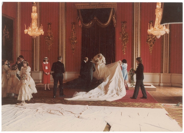 Princesa Diana in princ Charles sta se poročila v katedrali St. Paula, kjer je bilo kar 3500 gostov. Slike prikazujejo …