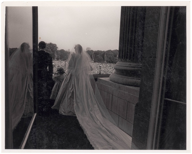 Diana in Charles sta se ob enih popoldne po tradiciji pojavila na balkonu in se poljubila, s čimer sta navdušila …