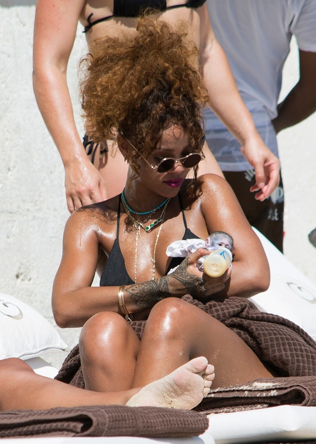 Srčkano: Rihanna po steklenički hranila majceno opico