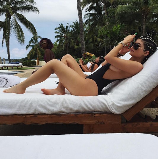 Kylie Jenner na počitnicah s prijateljicami. Tudi na plaži ni pozabila na močna ličila. Mi vseeno upamo, da se bo …