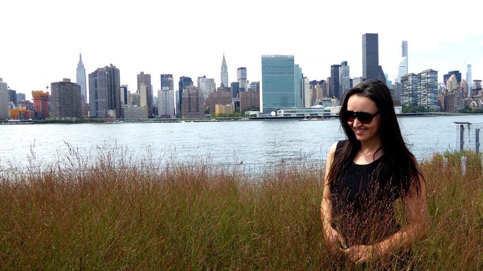ki opazuje razgled na Manhatten iz Long Island Cityja, najbolj zahodne točke Queensa. Tinkara je obiskala še en predel New …