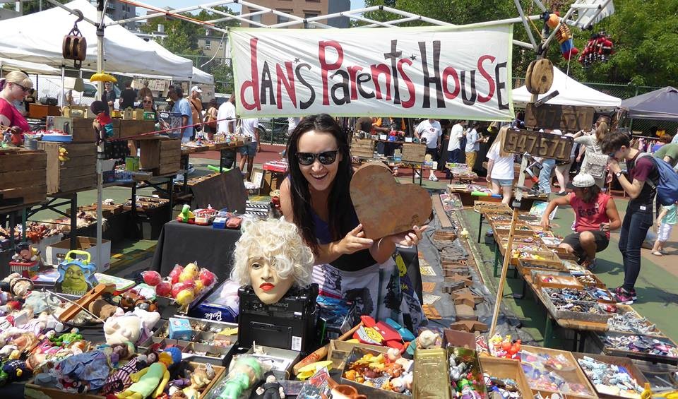 tržnici Clinton Hill Saturday Flea Market , kjer lahko kupiš številne nenavadne stvari. Seveda ni pozabila niti na ...
