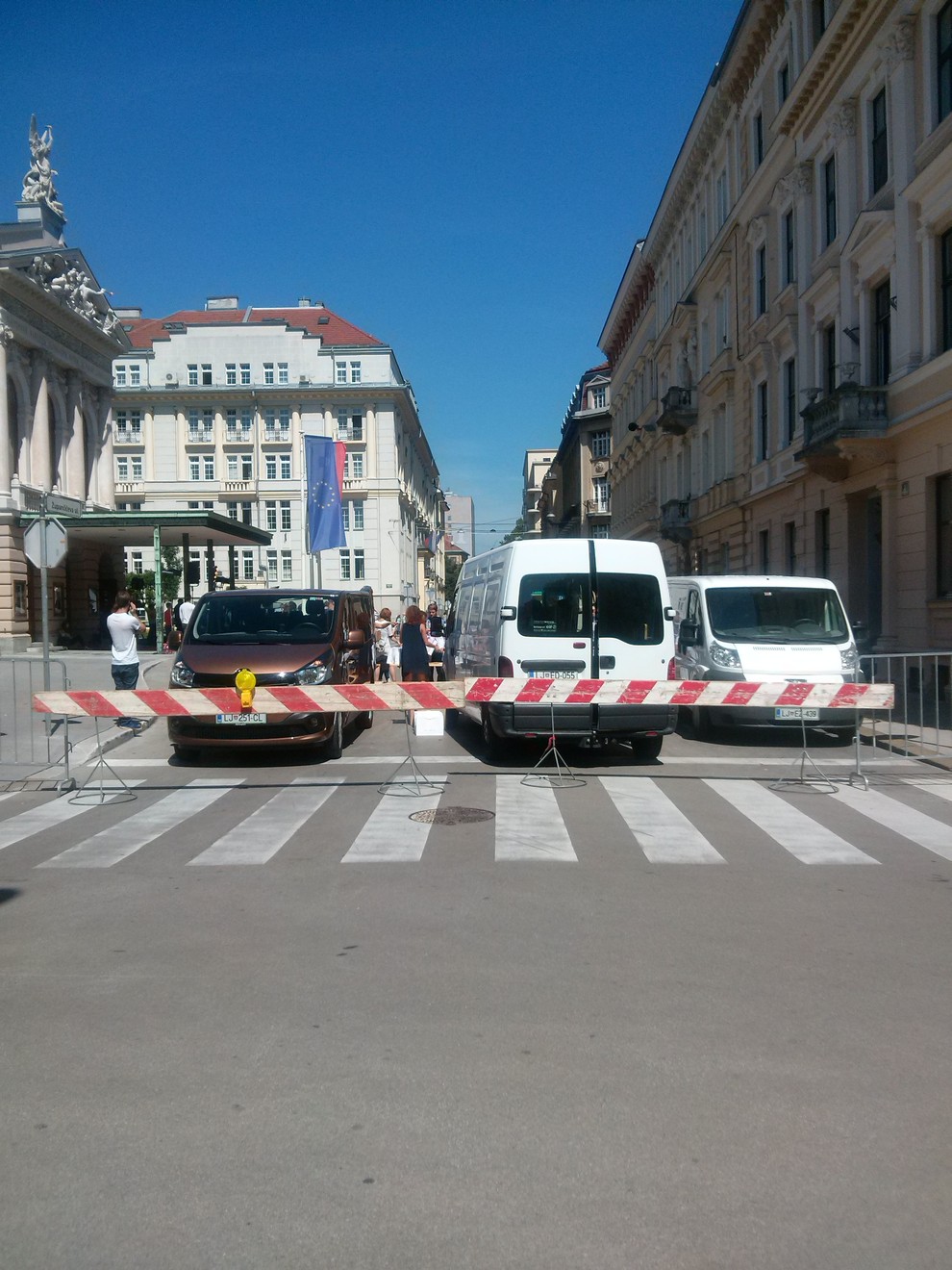 prometna zapora. Mimoidoči pa smo bili priča ...