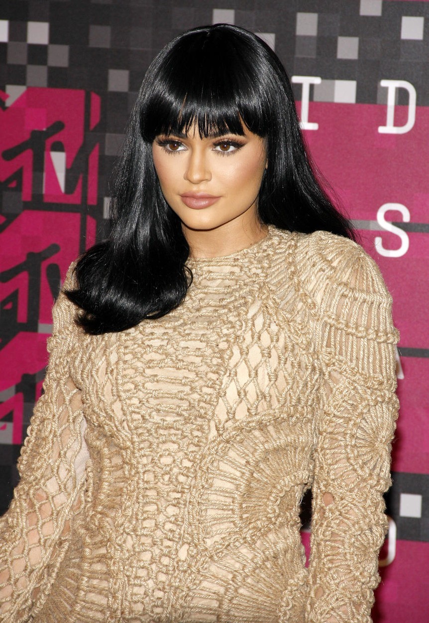 18-letna Kylie Jenner, da, tudi mi bi jih ji prisodili precej več, je kar leto in pol nosila lasuljo, da …