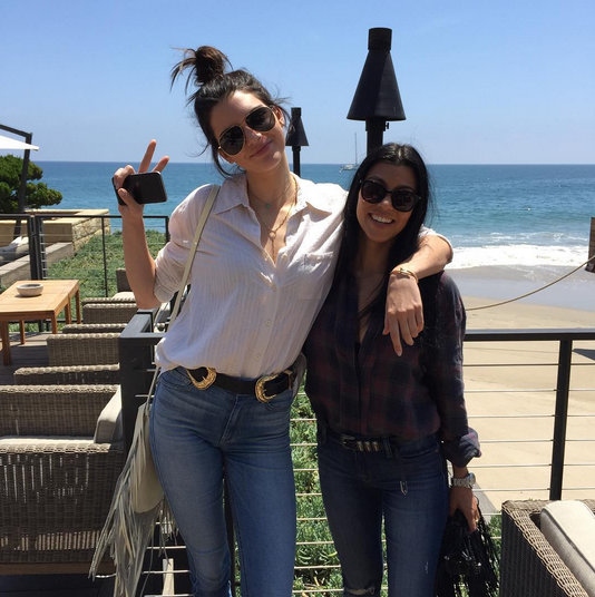 1,48 centimetrov? Na tej fotografiji je s svojo polsestro Kendall Jenner. Nedavno je zelo odmevno fotografijo objavila tudi njena sestra …