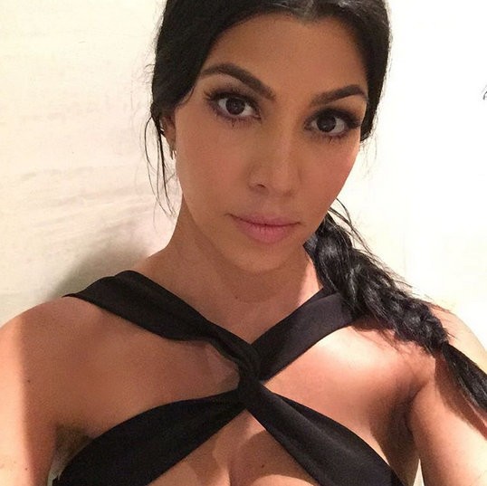 Kourtney Kardashian se je doslej na družbenih omrežjih precej izogibala zelo razgaljenim fotografijam. Tokrat pa je v zlatih kopalkah skočila …