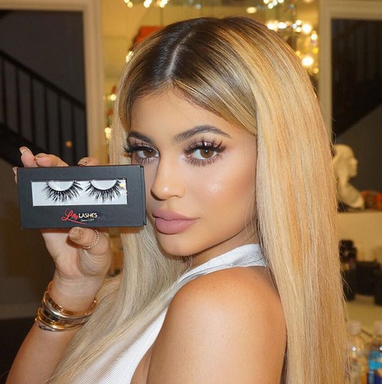 blondinka! Kylie Jenner je v zadnjem času poskrbela za izjemno samopromocijo in le še za 8 milijonov sledilcev na Instagramu …