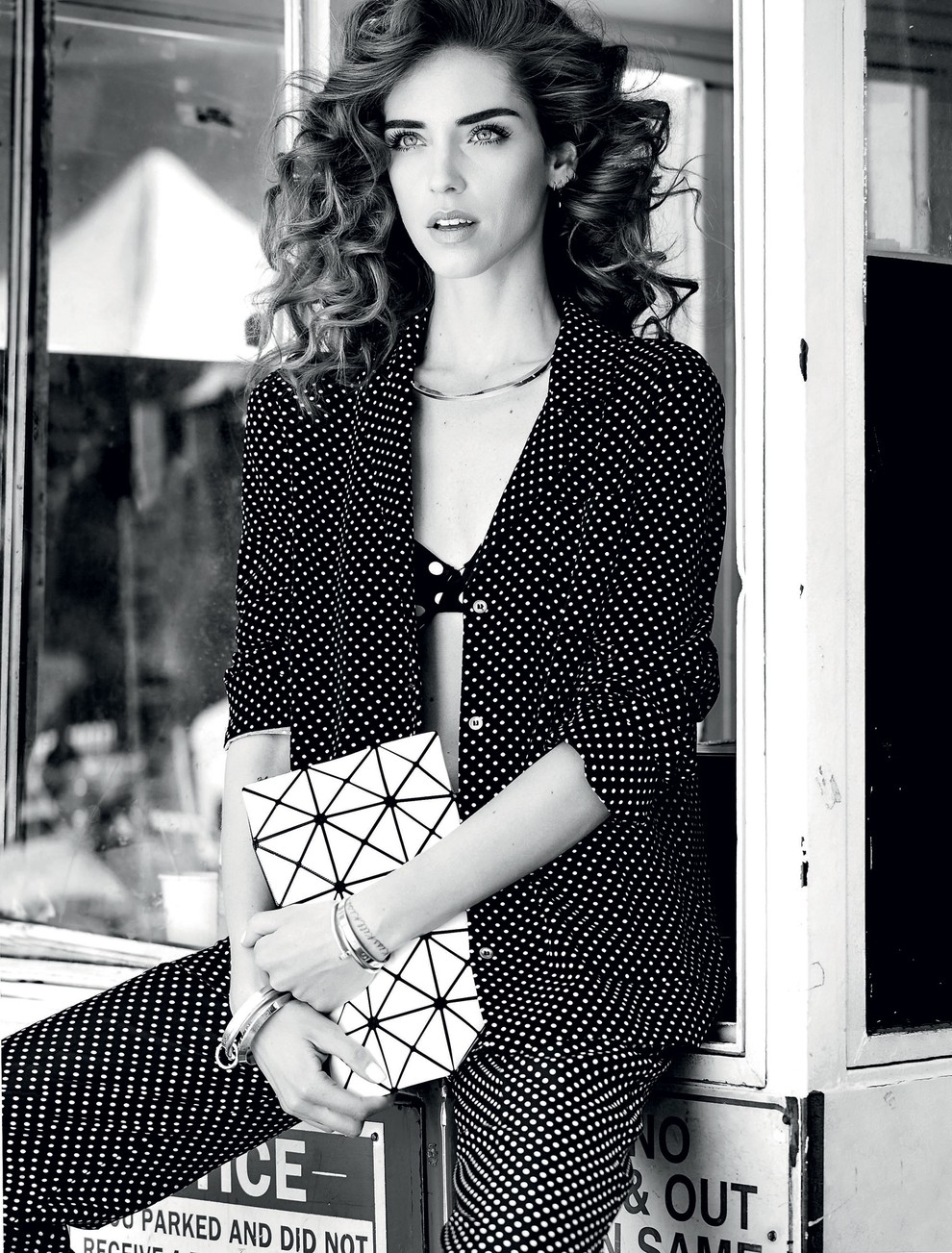 Suknjič, modrček, hlače, Michael Kors; torbica, Bao Bao Issey Miyake; uhani, Loren Stewart in Chiarina last; ogrlica in srebrne zapestnice, …
