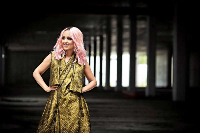 Nina po novem navdušuje z rožnato barvo las. (foto: Klemen Razinger)