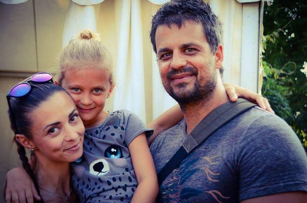 Žano, ki na fotografiji k sebi stiska hčerko Kiaro in moža Danija, s katerim sta poročena od leta 2012. Družinica …