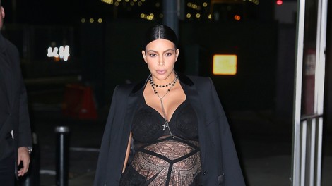 Kim Kardashian v najbolj nenavadni nosečniški obleki do zdaj