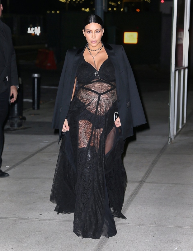 Kim Kardashian West decembra pričakuje drugega otroka, se je po New Yorku sprehodila prav presenetljivi nosečniški obleki, ki je ...