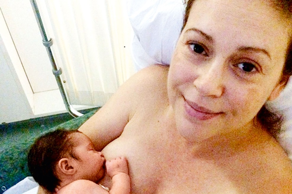 Alyssa Milano ostro nad nasprotnike dojenja v javnosti (foto: Profimedia)