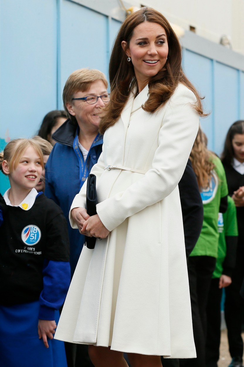 Kate Middleton, modna vzornica žensk po vsem svetu, je spremenila frizuro. Odločila se je za nevpadljiv fru fru! Poglej si, …