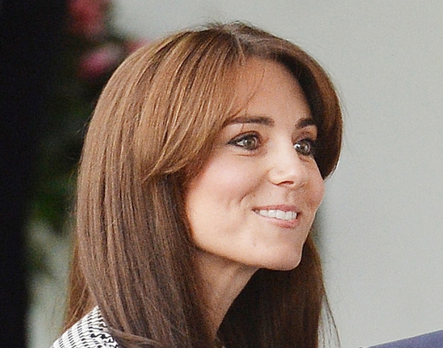Takole! Kate Middleton se je z novo frizuro udeležila pogovorov v centru Anne Freud v Londonu, kjer je poslušala o …