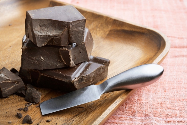 2. Temna čokolada. Super, kajne? Temna čokolada je bogata z antioksidanti in oleinsko kislino, ki še dodatno spodbudi delovanje antioksidantov.