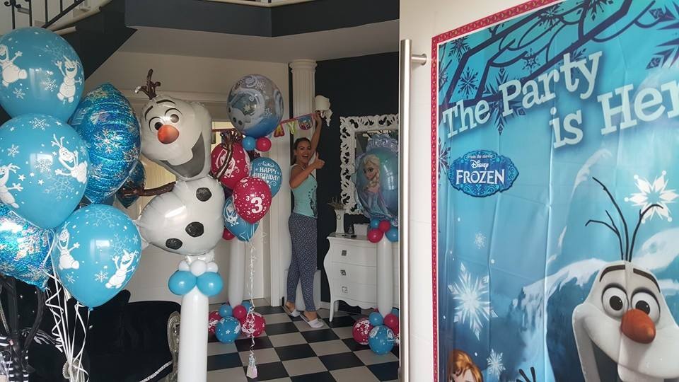 risanih junakov Ledeno kraljestvo. "Elza, Ana in Olaf so že tukaj. Čakamo še ostale," je na Facebooku veselo zapisala Rebeka …