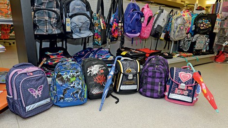 DZS podaril šest novih in polnih šolskih torb