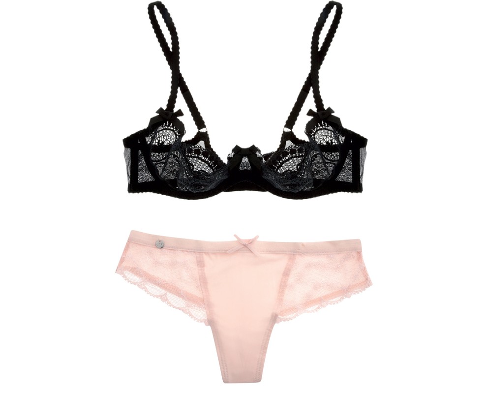 Modrček, Agent Provocateur (70 €) Hlačke, Cheek by Lisca (11,90 €)