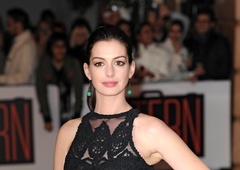 Ogrlica Anne Hathaway na oskarjih v prvem planu: razlog za to pa je nadvse bizaren