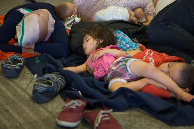 Begunski otroci spijo na železniški postaji v Budimpešti, čakajoč, da jih vendarle spustijo na vlake