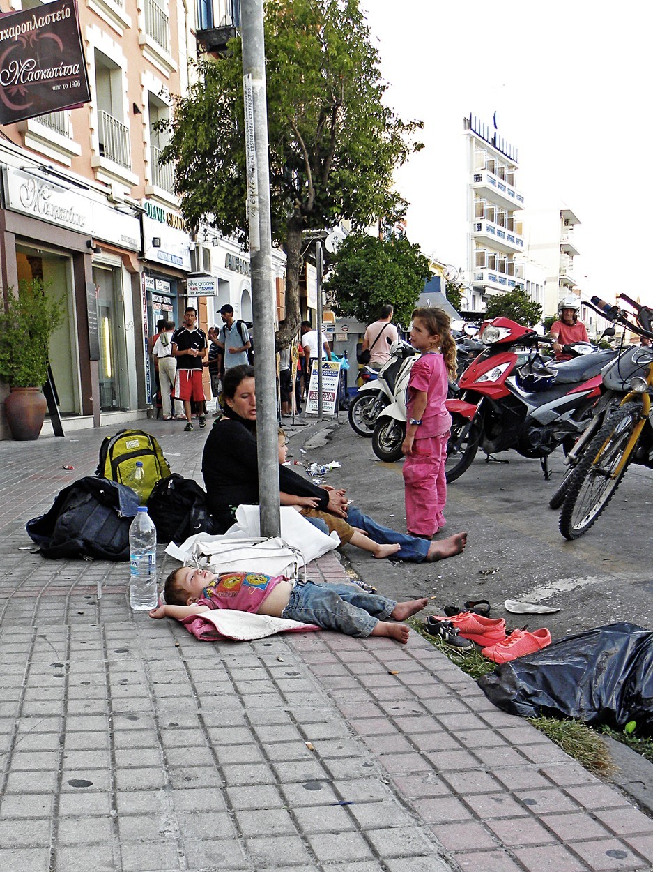 Afganistanska mama s svojimi otroki na grškem otoku Lesbos po tem ko so uspešno prečkali del Egejskega morja med Turčijo …