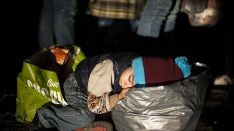 10 pretresljivih fotografij razkriva, kako spijo begunski otroci
