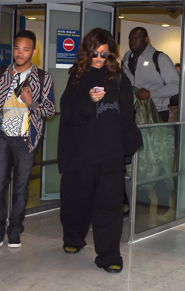 Rihanna se je na letališče odpravila v udobnem ohlapnem puloverju in hlačah, zraven pa je obula ...