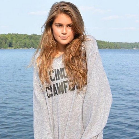 Kaia Jordan Gerber se je kljub rosnim 14-im letom že podala v manekenske vode, videli smo jo lahko tudi že …
